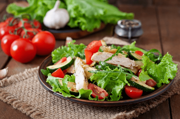 Hähnchen-Gemüse-Salat ist eine tolle Option für ein leichtes Abendessen nach dem Training. 