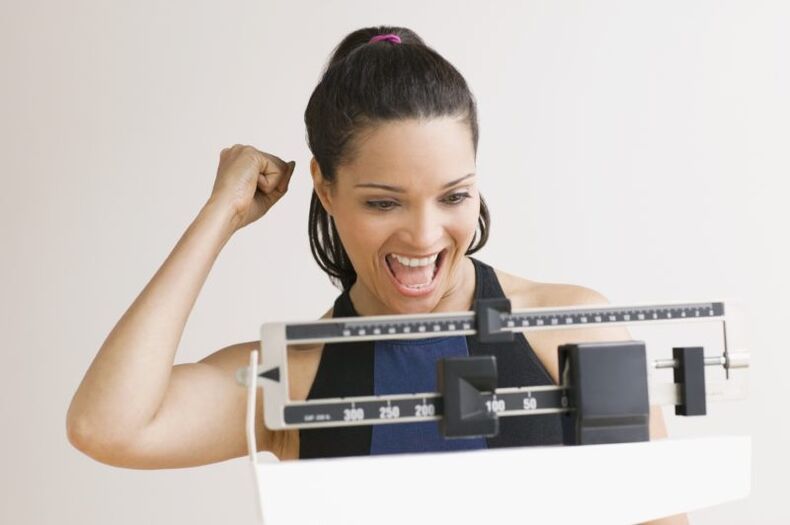 Glückliche Frau, die mit Maggi-Diät Gewicht verliert
