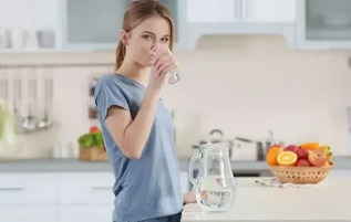 Die Notwendigkeit, Wasser zu trinken auf einer Diät